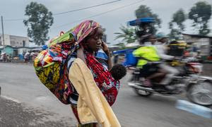 Una mujer huye de un campo de desplazados en Goma, en el este de la República Democrática del Congo.