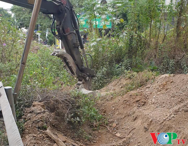 UBND TP Phủ Lý triển khai thi công đóng tôn hộ lan rào kín đường tắt đi vào lối đi tự mở tại vị trí giáp Công ty Khai thác Công trình Thuỷ lợi tỉnh Hà Nam địa bàn phường Thanh Châu