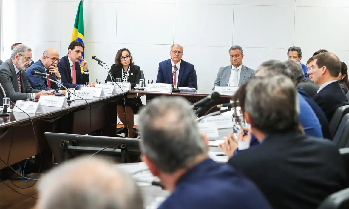Brasília (DF), 15/07/2025  - Vice-presidente Geraldo Alckmin (c), participa da reunião do comitê de negociação realiza primeiras reuniões para discutir medidas à tarifa de 50% dos EUA. Reunião com setores industriais que têm mais relação de comércio exterior com os EUA. 
Foto: Lula Marques/Agência Brasil