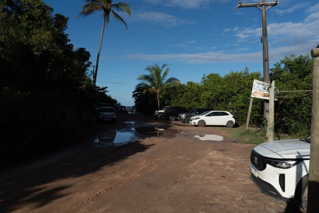 Estacionamento na entrada da estrada de terra que dá na Lagoa Azul, na Bahia