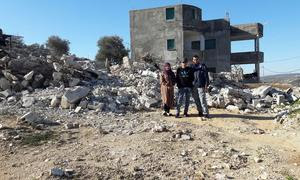 Refugiados palestinos junto a su casa demolida en Jenin, Cisjordania. (Archivo)