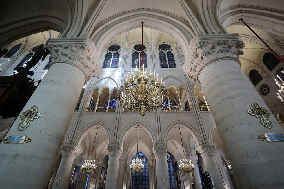 Esta fotografía muestra una vista general del interior de la Catedral de Notre-Dame.