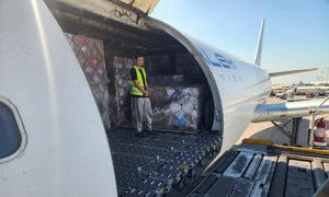 Un vuelo con insumos médicos llega a Beirut, Líbano.