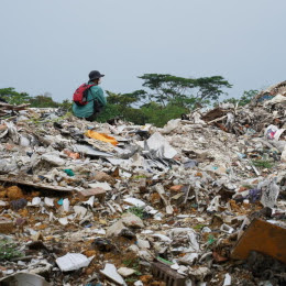 Man op plastic berg