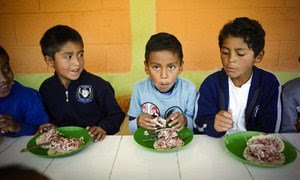 Unos niños toman su almuerzo en una escuela de Guatemala.