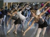 La danza permite comunicar la belleza mediante la expresión corporal.