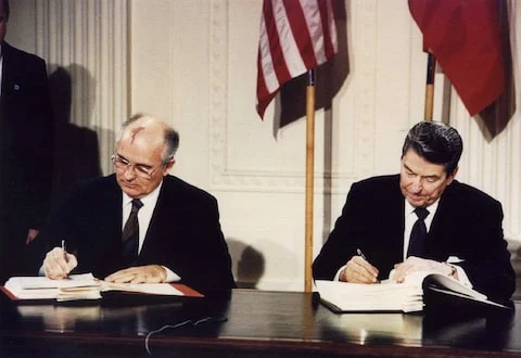  U.S. President Ronald Reagan (R) and Soviet President Mikhail Gorbachev signing the Intermediate-Range Nuclear Forces treaty at the White House