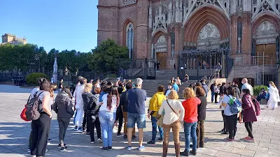 our guiado por La Plata con relatos de milagros, historia religiosa y música en Semana Santa