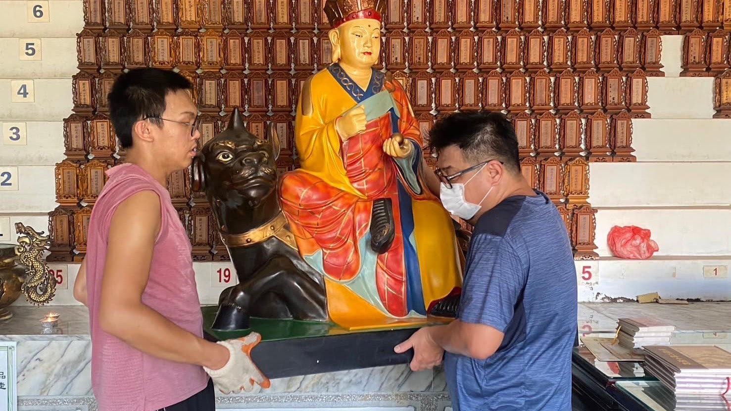 修復神像工作中