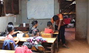 Los niños estudian en un centro de aprendizaje para inmigrantes en el lado tailandés de la frontera con Myanmar.