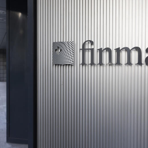 Das Logo der FINMA beim Sitz der Eidgenoessischen Finanzmarktaufsicht, am Mittwoch, 5. April 2023 in Bern. (KEYSTONE/Peter Klaunzer)
