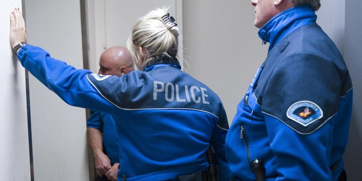 Des gendarmes de la police genevoise parlent avec une femme concernant une possible situation de violence domestique suite à l’appel d’un voisin. Septembre 2010 à Genève.