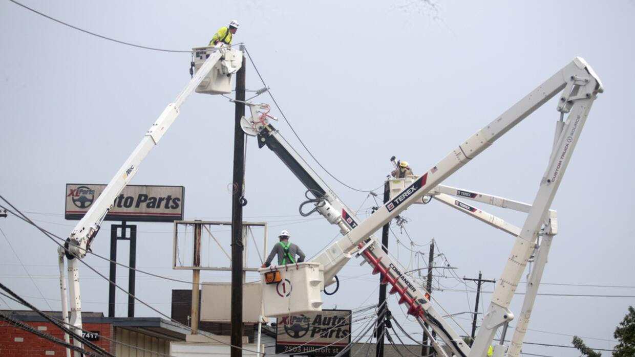 Más de 265,000 clientes sin electricidad a una semana del paso del huracán Beryl por Texas: Abbott exige respuestas