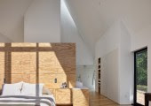 El interior se reviste con madera contrachapada natural, elegida por su estética sobria y por sus propiedades sostenibles.