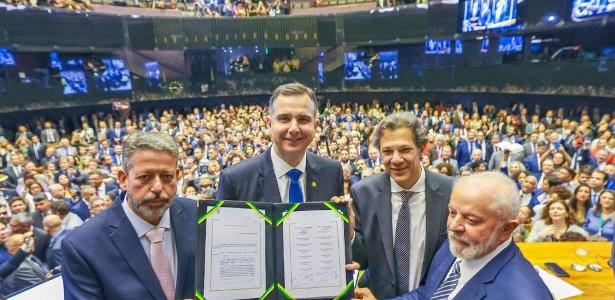 Arthur Lira (PP-AL), presidente da Câmara, Rodrigo Pacheco (PSD-MG), presidente do Senado, Haddad e Lula na promulgação da reforma tributária nesta quarta (20)