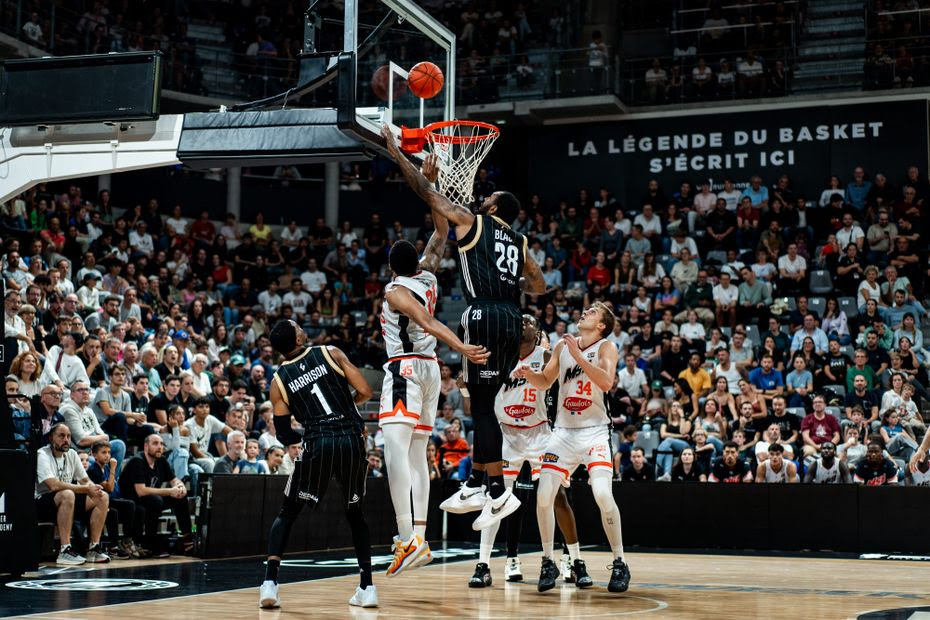 VIDÉO. Le match de basket  ASVEL-Le Mans brièvement perturbé par des manifestants pro-palestiniens