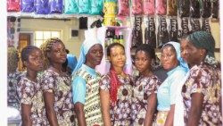 Suor Mary Ntenye, SMMC, e Suor Comfort Ashinyo, SMMC, visitano i migranti e i rifugiati che studiano da parrucchiere ad Aflao, in Ghana