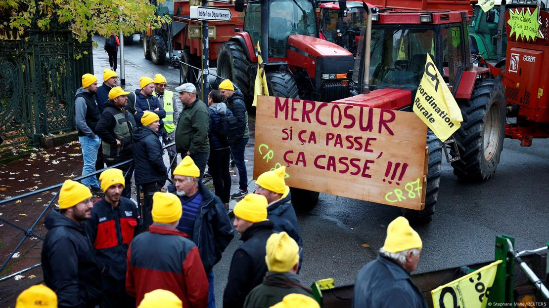 Agricultores protestam em Limoges com tratores parados e uma placa onde se lê: "Mercosul: se passar, vai dar problema" Agricultores protestam em Limoges com tratores parados e uma placa onde se lê: "Mercosul: se passar, vai dar problema"