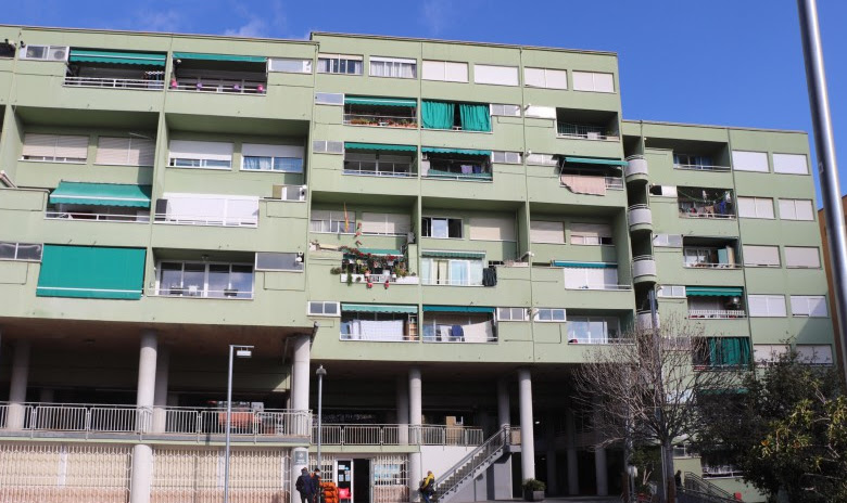 Los ‘pisos verdes’ de Barcelona se rehabilitarán: los vecinos logran que se renueven sus pisos públicos de los años 70