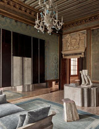 Envuelto en brocado de seda original, el estudio contiene muebles de fibra de vidrio y cristal de Murano de De Cotiis y una obra de arte...