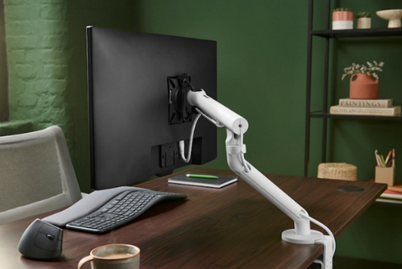 A Colebrook Bosson Saunders, empresa de soluções ergonômicas, anuncia o relançamento de seu premiado suporte de monitor, Flo