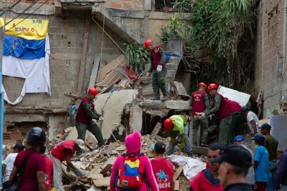 “Sacaré cosas de mi casa para ayudar a reconstruir”, dice vecino de Petare tras explosión de vivienda