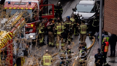 La política madrileña traslada su pesar a los afectados del incendio que deja dos bomberos fallecidos en Alcorcón