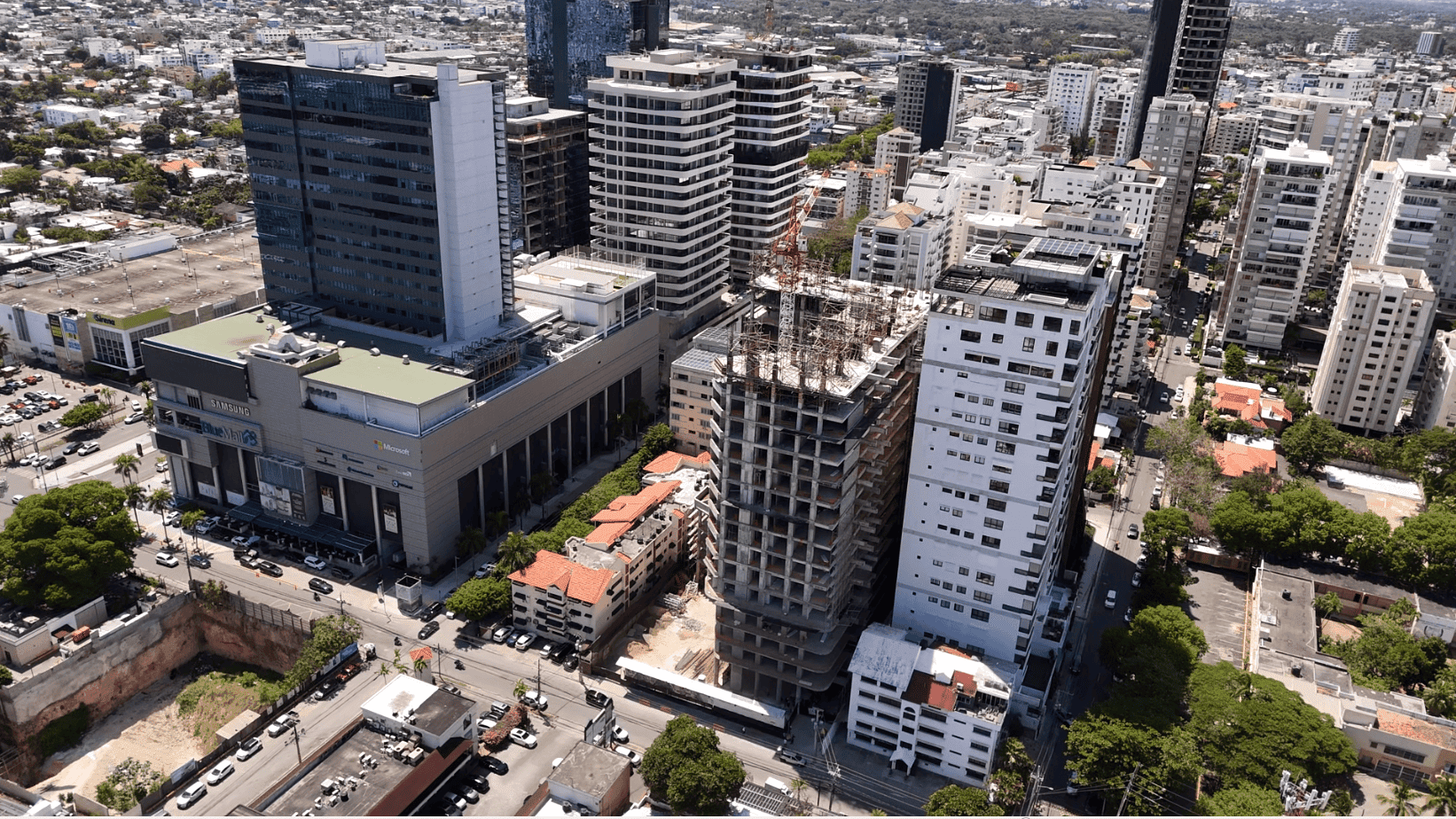 Vista de las torres en terminación del Blue Mall Luxury Residences, justo detrás de este centro comercial, en la avenida Winston Churchill.