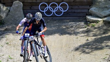 VTT aux JO de Paris 2024 : le Français Victor Koretzky médaille d'argent derrière Tom Pidcock après un duel épique