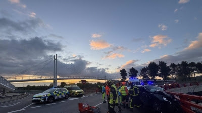 Los bomberos rescatan a un conductor que había chocado contra una barandilla de protección en Pozuelo