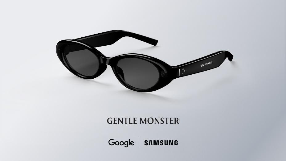 Gafas de sol de la marca Gentle Monster, con diseño ovalado y lente oscura, acompañadas de los logotipos de Google y Samsung.