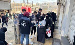 El personal del PMA distribuyendo comidas calientes en Alepo, Siria.