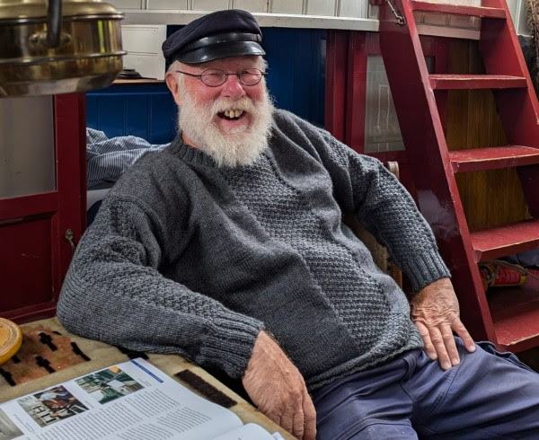 Gerard Meijer aan boord van zijn schip Vriendschap, foto Zuiderzeemuseum