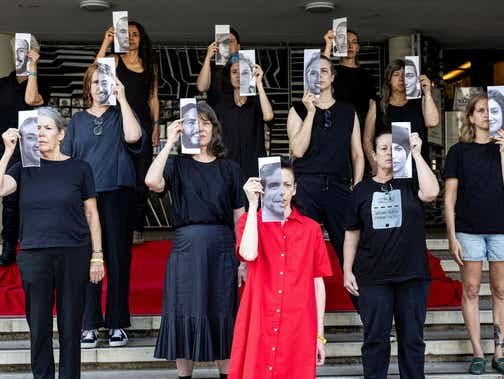 Des proches et des partisans brandissent des photos d'otages kidnappés lors de l'attaque meurtrière du Hamas contre Israël le 7 octobre, lors d'une représentation appelant à leur retour, jeudi à Tel Aviv.