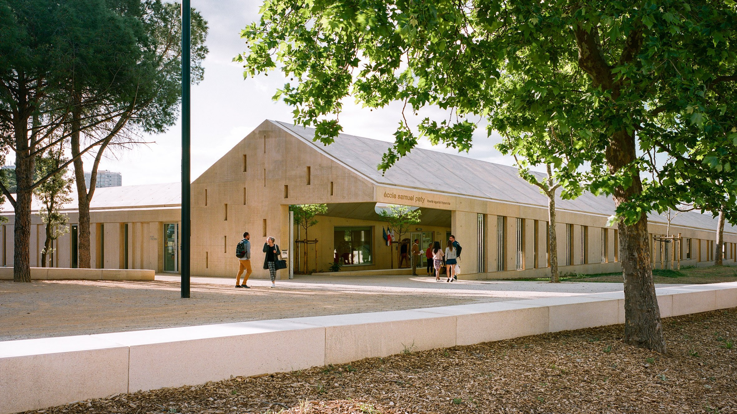 En el corazón de Béziers, Francia, se erige el colegio Samuel Paty diseñado por los estudios locales Ateliers O-S y NAS Architecture.