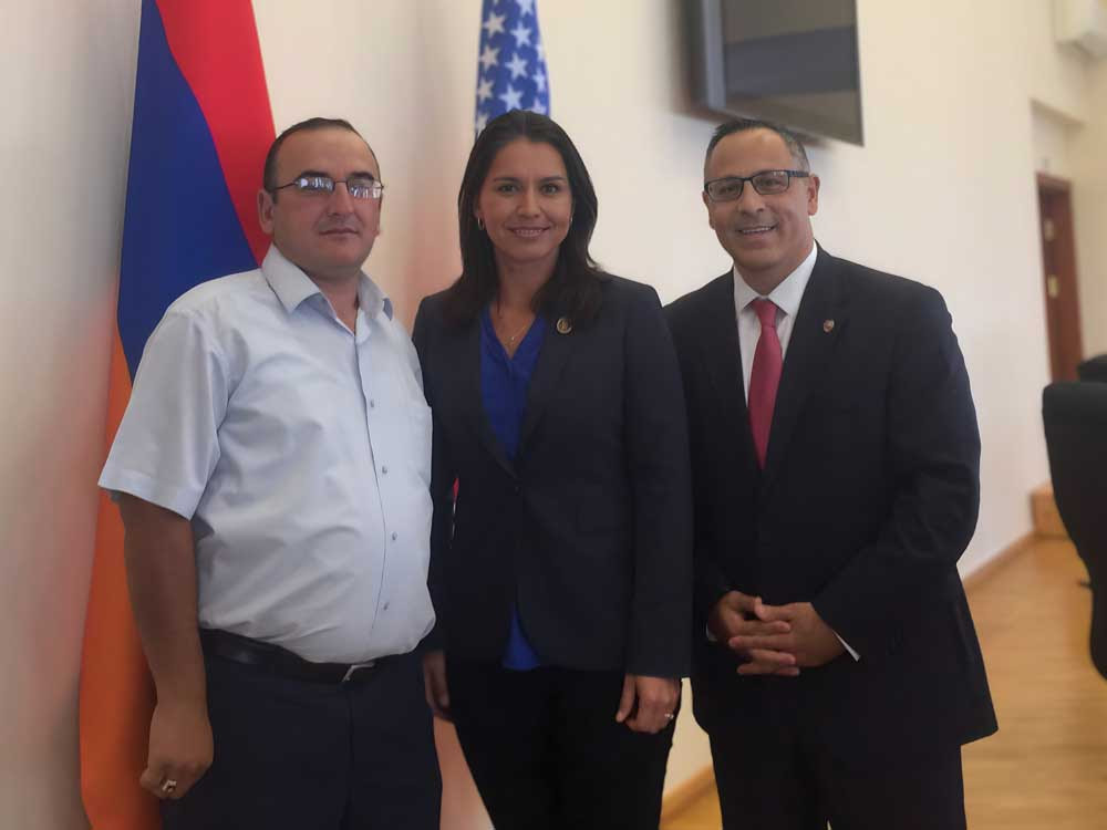 DNI Gabbard - alors membre de la commission des affaires étrangères de la Chambre - avec le parlementaire de l'Artsakh Lernik Hovhannisyan et le président de l'ANCA Raffi Hamparia