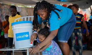 Una madre y su hija asisten a una sesión de formación sobre el lavado de manos en Puerto Príncipe, Haití.