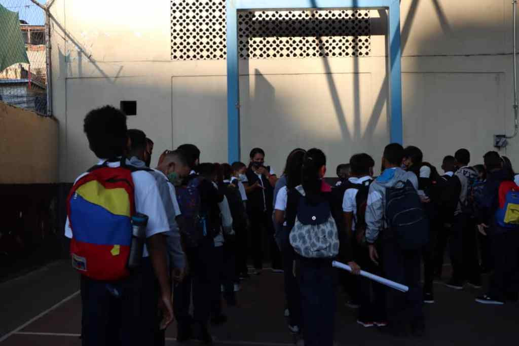 Regreso a clases en medio de carencias y fallas eléctricas este 3 de octubre