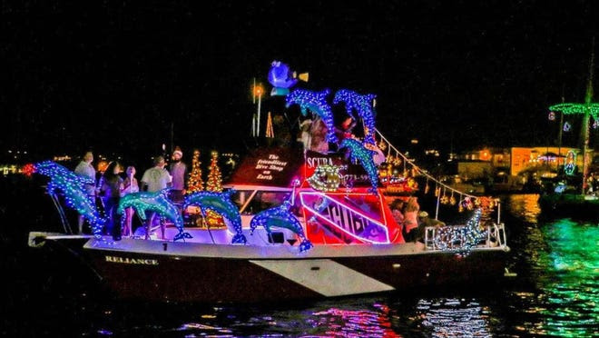 Las celebraciones navideñas de Santa Cruz incluyen el festivo desfile de barcos navideños.