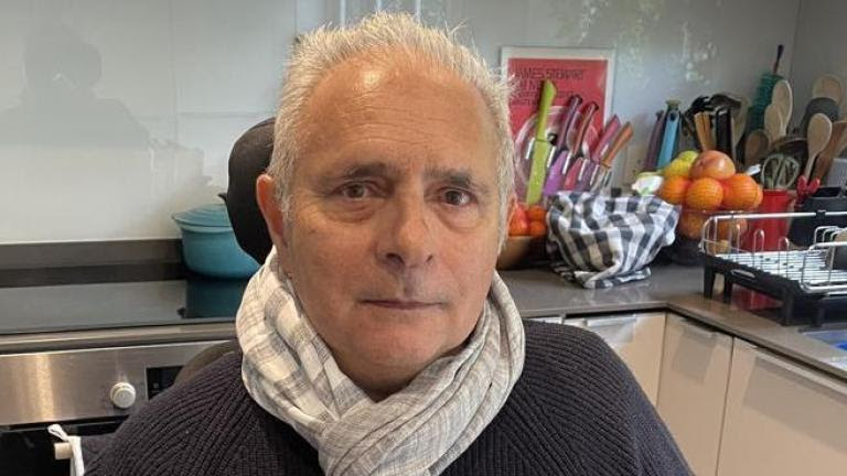 Lo scrittore Hanif Kureishi al rientro a casa dopo la degenza in ospedale