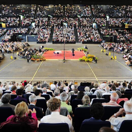 Unter dem Motto "Bleibt Jehova nahe" nehmen gegen 8000 Glaeubige, unter ihnen zahlreiche Familien mit Kindern, am Sommerkongress teil, am Samstag, 24. Juli 2010, im Zuercher Hallenstadion. (KEYSTONE/Steffen Schmidt)