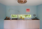 Una de las modificaciones estructurales más resaltadas fue la apertura de una ventana horizontal en la cocina, situada al fondo de la habitación principal.