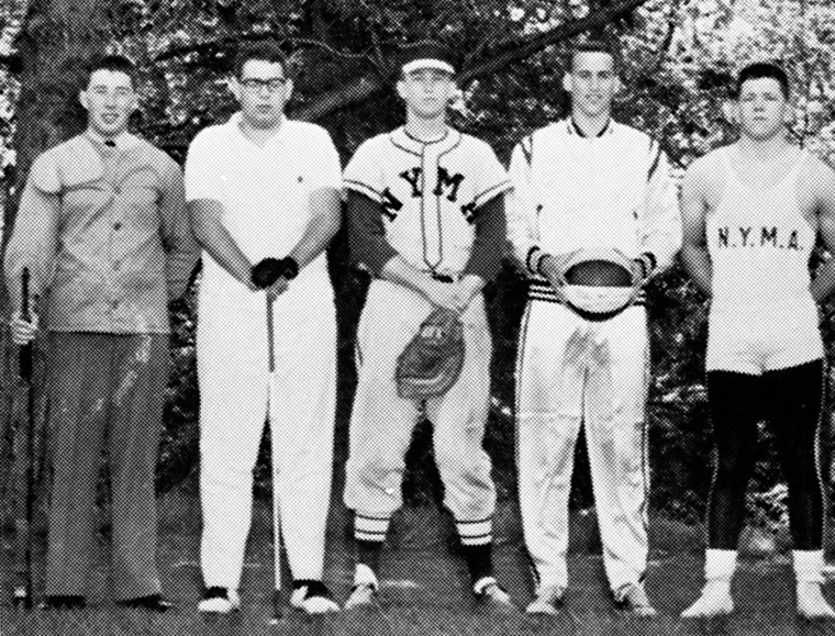 Donald Trump đang học năm cuối tại Học viện Quân sự New York, Cornwall-on-Hudson, NY vào năm 1964.
