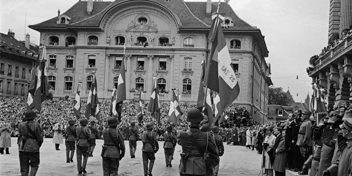 Des soldats portant le drapeau suisse célèbrent la fin de la guerre sur la Place fédérale à Berne, 1945. (ullstein bild via Getty Images)