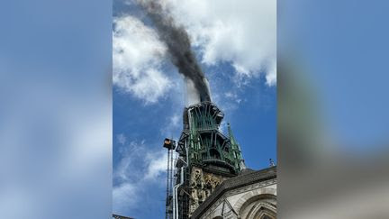 L'incendie de la flèche de la cathédrale Notre-Dame de Rouen est 'maîtrisé'