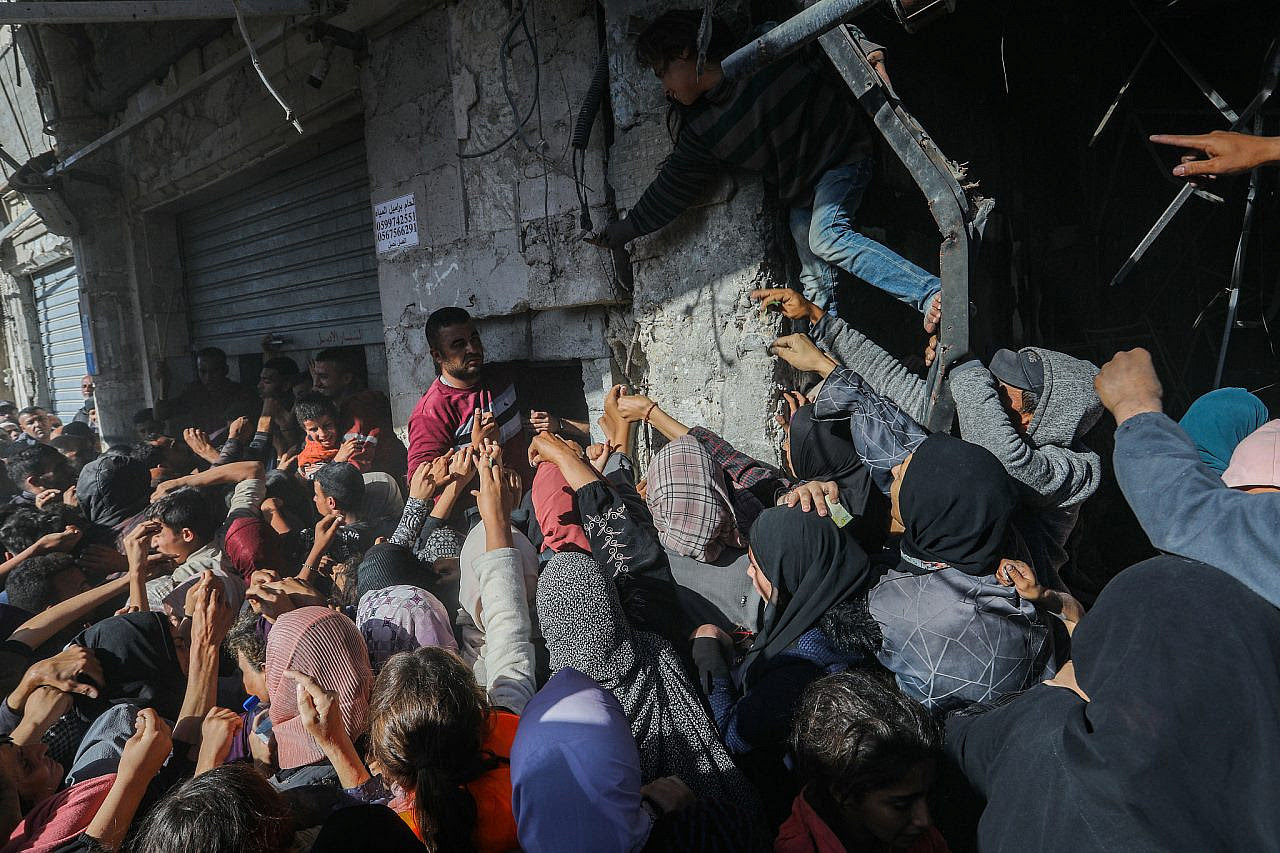 Palestinians queue for bread at the only open bakery in Khan Younis, southern Gaza Strip, October 24, 2024. (Abed Rahim Khatib/Flash90)