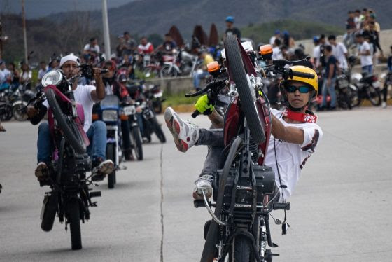 Maniobras en vías públicas aumentan riesgo de accidentes en jóvenes motorizados