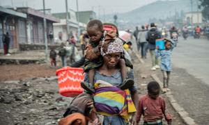 Una mujer camina por las calles con niños en Goma, en el este de la República Democrática del Congo.