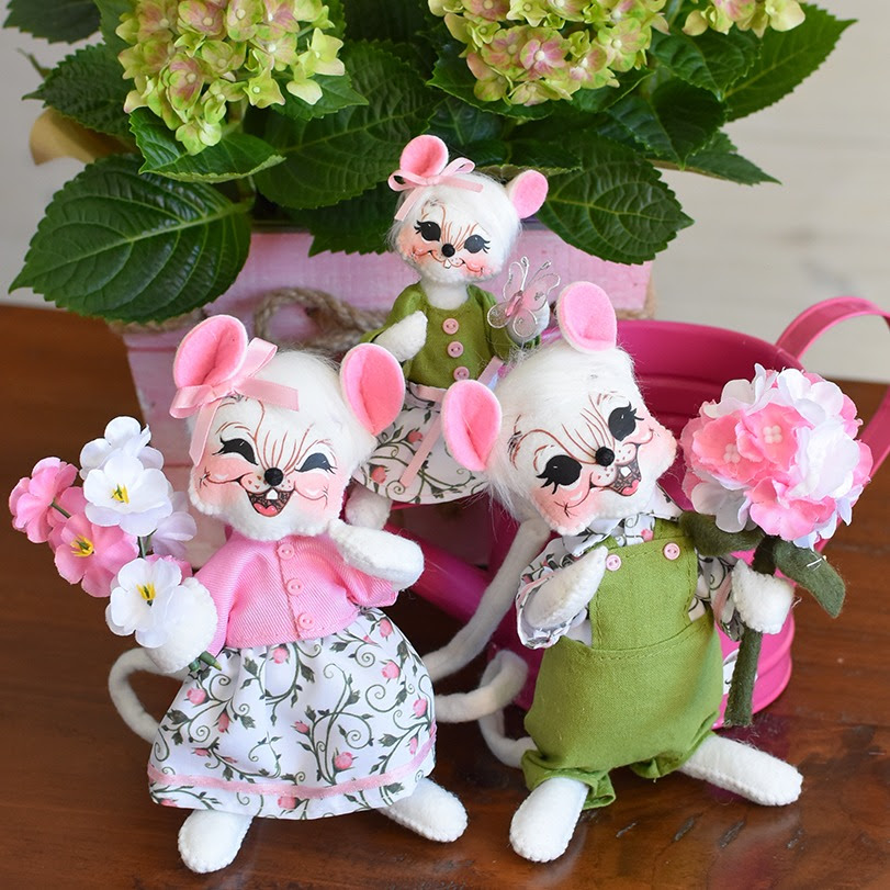 Dainty Pink Mouse Family