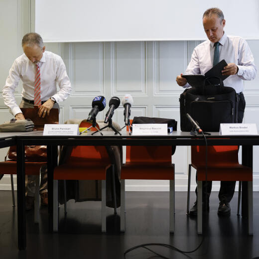 Stephane Rossini, Direktor Bundesamt fuer Sozialversicherungen BSV, rechts, und Bruno Parnisari, Stv. Direktor BSV, Leiter des Geschaeftsfeldes "Mathematik, Analysen und Statistik", vor Beginn einer Medienkonferenz in Bern, am Dienstag, 6. August 2024. Das BSV hat im Rahmen von Kontrollarbeiten festgestellt, dass die laengerfristigen Finanzperspektiven der AHV aufgrund von fehlerhaften Formeln im Berechnungsprogramm korrigiert werden muessen.(KEYSTONE/Peter Klaunzer)